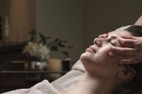 Δοκίμασα το δημοφιλές facial που έκανε το πρόσωπό μου να δείχνει πιο ξεκούραστο και αναζωογονημένο στη στιγμή