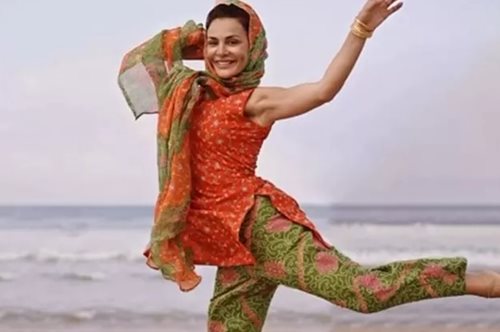 Η Δήμητρα Ματσούκα χορεύει πάνω σε ποταμόπλοιο στον Γάγγη