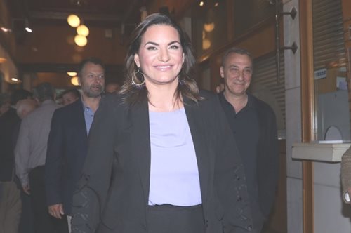 Η Όλγα Κεφαλογιάννη με blazer σε hot pink απόχρωση και πλισέ φούστα σε συνεδρίαση της Βουλής