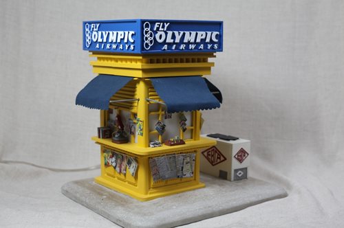 Τα κίτρινα περίπτερα των παιδικών μας αναμνήσεων σε μια διαφορετική έκθεση στην Πλάκα