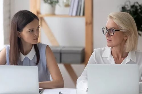 3 λόγοι για τους οποίους οι γυναίκες δεν βοηθούν άλλες γυναίκες