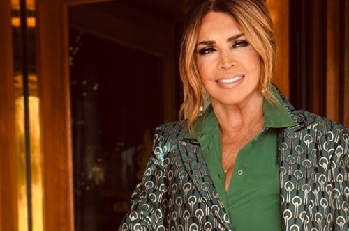 Η ανοιξιάτικη Πρωτομαγιά της Μιμής Ντενίση στον ολάνθιστο κήπο της στον Θεολόγο