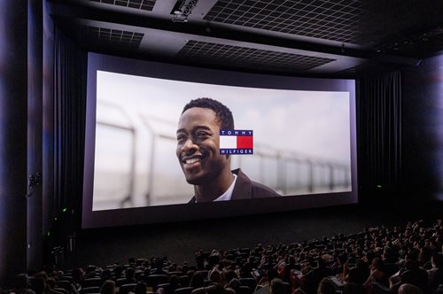 Tommy Hilfiger x F1- Η ΤΑΙΝΙΑ: Η πολυαναμενόμενη avant-première της Αθήνας γεμάτη μόδα, racing vibes και κινηματογραφική αίγλη