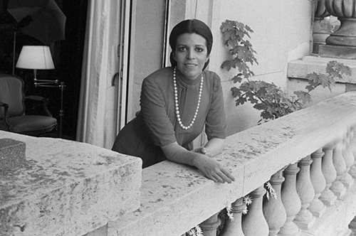 Χριστίνα Ωνάση: Το διαχρονικό στυλ και η ρομαντική εμφάνιση με παστέλ γούνα σε κοσμικό gala στη Γαλλία πριν από 53 χρόνια