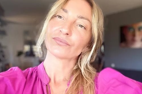 Ρούλα Ρέβη: Η καλλιτεχνική φωτογραφία με την κατάξανθη κόρη της και τον cool γιο της