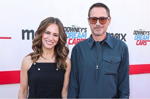 O Ρόμπερτ Ντάουνι Τζούνιορ ευχαριστεί στη σύζυγο του στην ελληνική γλώσσα