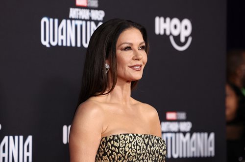 Κάθριν Ζέτα Τζόουνς: Αγνώριστη στο μετρό στο Λονδίνο