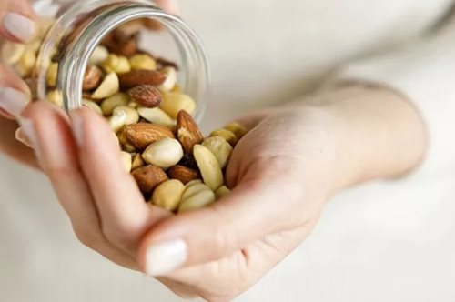 Έξι διατροφικές συνήθειες που επιβραδύνουν τη γήρανση μετά τα 50