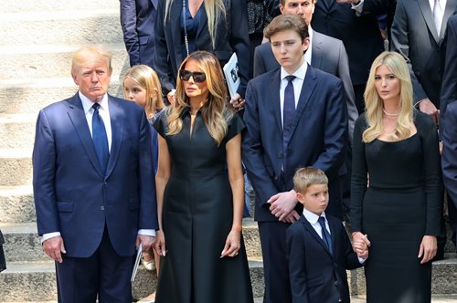 Mελάνια- Ντόναλντ Tράμπ: Οι φωτογραφίες από την κηδεία της Iβάνα Tραμπ και η εμφάνιση του γιου τους, Barron, που σχολιάστηκε