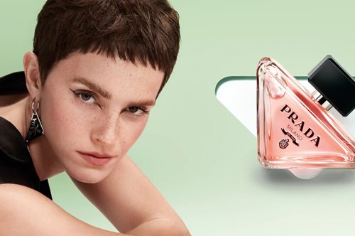 Η Έμα Γουάτσον σπάει τα καλούπια της μούσας και σκηνοθετεί τον εαυτό της για το νέο άρωμα Prada