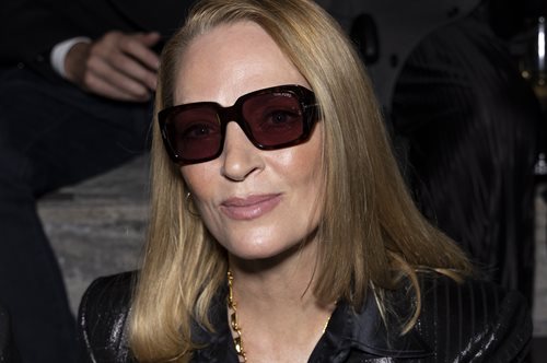 Ούμα Θέρμαν:Η σέξυ total black εμφάνιση στο Μιλάνο