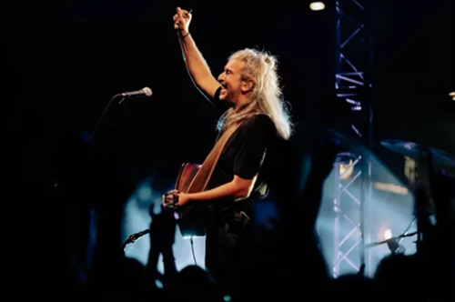 Ο Γιάννης Χαρούλης μας κλείνει διπλό ραντεβού στην Τεχνόπολη