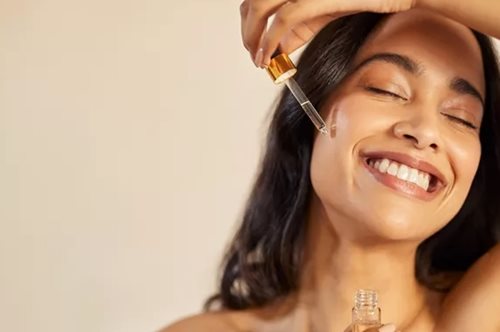 Γιατί ο ορός προσώπου είναι ίσως ένα από τα σημαντικότερα προϊόντα περιποίησης επιδερμίδας