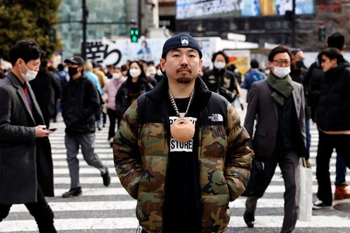 Γιαπωνέζος DJ εντυπωσιάζει και φρικάρει με τα αξεσουάρ - ανθρώπινα μέλη