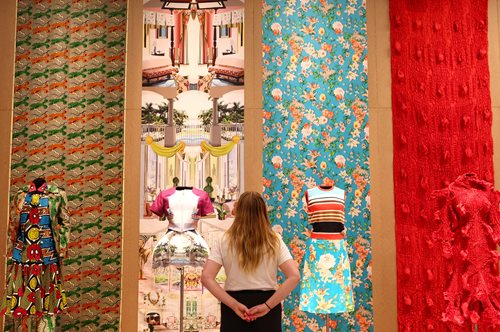 REBEL: 30 χρόνια εκρηκτικής Αγγλικής Μόδας- από τις δημιουργίες του Alexander McQueen ως τον κύκνο- φόρεμα του Marjan Pejoki