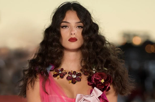 Η κόρη της Μόνικα Μπελούτσι, Ντέβα Κασέλ, σε νέο εντυπωσιακό εξώφυλλο