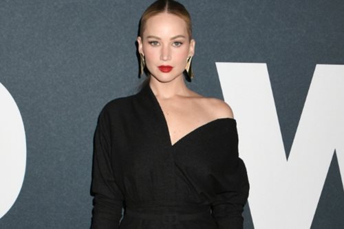 Η Τζένιφερ Λόρενς με το ’90s casual outfit που θα ήθελες να δοκιμάσεις αυτή τη στιγμή