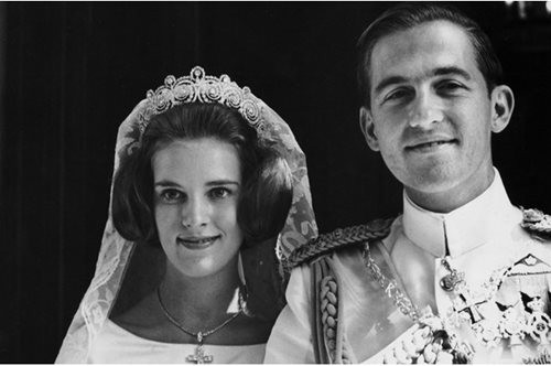 60 χρόνια πριν: Όταν η Άννα Μαρία παντρευόταν με ιβουάρ νυφικό τον Κωνσταντίνο Γλύξμπουργκ στην Μητρόπολη Αθηνών