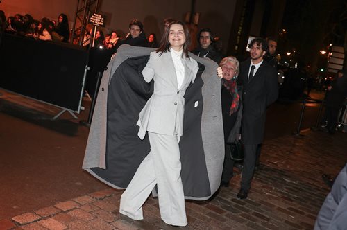 Ζιλιέτ Μπινός: H 59χρονη σταρ παραδίδει μαθήματα Παριζιάνικης φινέτσας