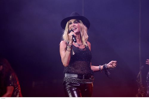 Η Άννα Βίσση δοκιμάζει ρούχα σε κατάστημα στη Σκύρο