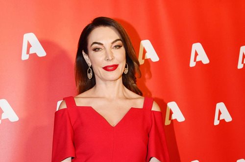 Η Τατιάνα Στεφανίδου φόρεσε μίντι φόρεμα στο χρώμα-τάση της άνοιξης