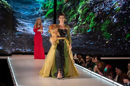 Εβδομάδα Μόδας στη Νέα Υόρκη: οι τετράποδοι κλέβουν την παράσταση στην πασαρέλα