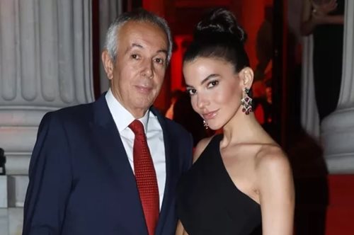 Δήμητρα Κούστα: Με super mini φούστα και (θεϊκά) πέδιλα στο fashion show του Γκοτιέ