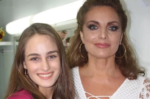 Η Άντζελα Γκερέκου στο σπίτι της κόρης της στο κέντρο της Αθήνας