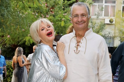 Μαρία Ιωαννίδου: Η εντυπωσιακή εμφάνιση σε στυλ Barbarella, πλάι στον σύντροφό της