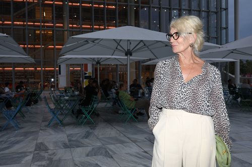 Θέμις Μπαζάκα: Ήταν πάντα κομψή. Στα 66 είναι υπέρκομψη!