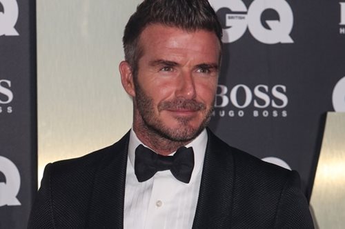 O Ντέιβιντ Μπέκαμ κόβει αγγουράκια σε σχήμα καρδιάς και δεν είναι για την Βικτώρια, αλλά για την άλλη αγαπημένη του