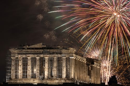 Φαντασμαγορική η υποδοχή του 2024 στην Αθήνα με μια νέα εποχή να ξεκινά στην πρωτεύουσα