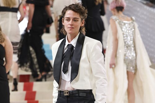 Κρίστεν Στούαρτ- Met Gala 2023: Χωρίς την αρραβωνιαστικιά της αλλά υπέρκομψη με κομψό ανδρόγυνο λουκ