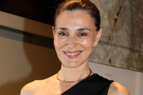 Πώς θα φορέσεις το μαύρο φόρεμα το καλοκαίρι; Η Μαρία Ναυπλιώτου προτείνει τον πιο chic τρόπο