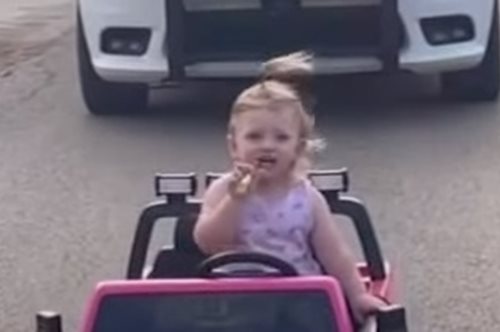 Αστυνομία σταματάει 2χρονη οδηγό ροζ αυτοκινήτου