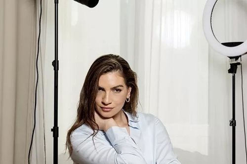 Η Χριστίνα Κανελλοπούλου ανανέωσε το χρώμα των μαλλιών της στο σπίτι και εμείς μόλις βρήκαμε την πιο effortless βαφή χωρίς αμμωνία για pro αποτέλεσμα]