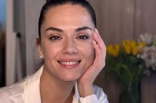 Βάσω Λασκαράκη: Με μάξι πλισέ φόρεμα και σανδάλια σε μία βραδιά κάτω από την Ακρόπολη