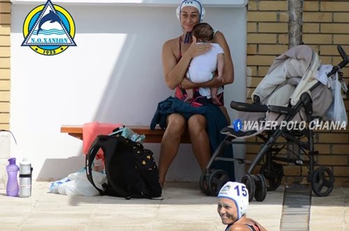 Η αθλήτρια του πόλο που ταΐζει το μωρό της στην πισίνα πριν την προπόνηση, έκανε το πιο τρυφερό post