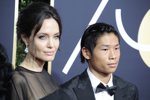 Μπράντ Πιτ: Εξοργισμένος που ο γιος του Παξ είναι στο νοσοκομείο και δε μπορεί να τον δει