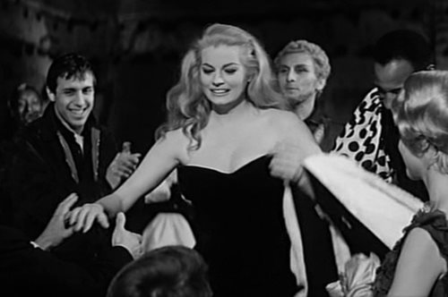 Ανίτα Έκμπεργκ: Ο θρύλος που γεννήθηκε στα παγωμένα νερά της Φοντάνα ντι Τρέβι είχε μια τραγική μοίρα