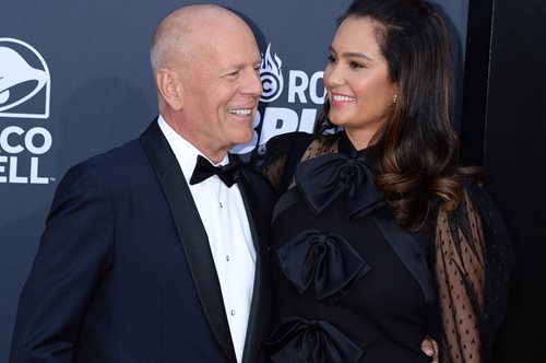 Μπρους Γουίλις-Έμα Χέμινγκ: Ανανέωσαν τους γαμήλιους όρκους τους σε μια ειδυλλιακή τελετή με πρωταγωνίστριες τις κόρες τους και την Ντέμι Μουρ