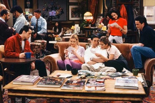 Σε δημοπρασία ο πορτοκαλί καναπές από τα 