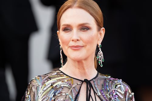 Τζούλιαν Μουρ: Στα 62 χωρίς ίχνος μακιγιάζ