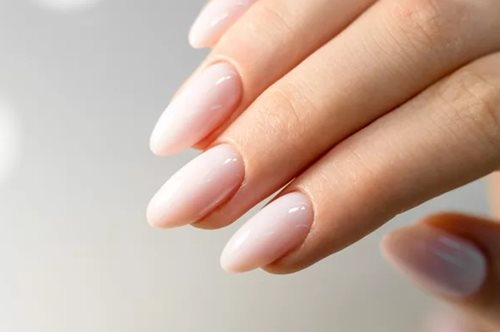 Coconut nails | Το χρώμα μανικιούρ που ταιριάζει σε όλα τα σχήματα νυχιών και κολακεύει κάθε επιδερμίδα