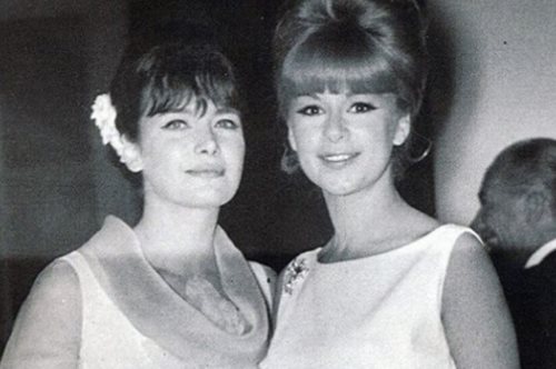 47 χρόνια πριν: Η Αλίκη Βουγιουκλάκη και η Τζένη Καρέζη στην αγκαλιά του Ηλία Καζάν