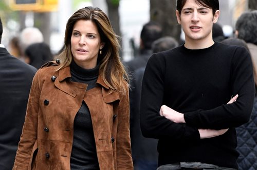 Στέφανι Σέιμουρ: Το 54χρονο supermodel ποζάρει με τα ρούχα του γιου της δύο χρόνια μετά τον θάνατό του