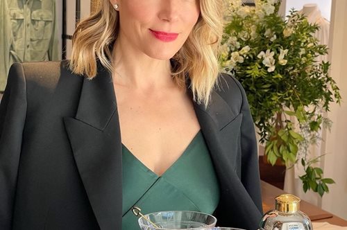 Βίκυ Καγιά: Συνδύασε τα loafers της με το πιο σικάτο καφτάνι