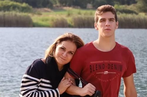 Μπέσσυ Μάλφα -Γεράσιμος Σκιαδαρέσης:Οι υπέροχες φωτογραφίες από την αποφοίτησή του γιου τους Γιάγκου