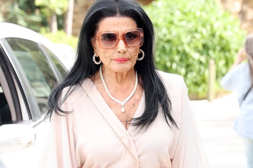 Ζωζώ Σαπουντζάκη: Η εντυπωσιακή εμφάνιση με το χρώμα της σεζόν Άνοιξη/ Καλοκαίρι 23'