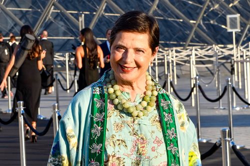 Ιζαμπέλα Ροσελίνι: Η αντισυμβατική εμφάνιση της στην εβδομάδα Μόδας στο Παρίσι μας θύμισε πως είναι 